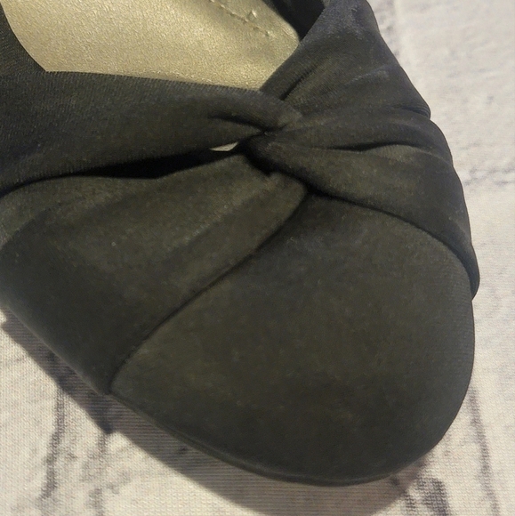 Bandolino B-Flexible Black Small Wedge Sz 9 EUC - Picture 8 of 9